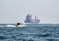 Irã volta a fechar Estreito de Ormuz após bloqueio naval dos EUA imagem