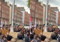 Irlandeses iniciam onda de protestos após morte de homem em abordagem imagem
