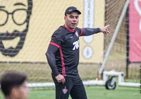 Jair Ventura critica arbitragem e pensa Ba-Vi com buraco no elenco imagem