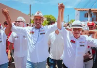 Jerônimo e Caetano caminham com multidão na abertura da Lavagem de Arembepe imagem