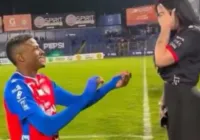 Jogador faz pedido de casamento no campo e anuncia término em 3 dias