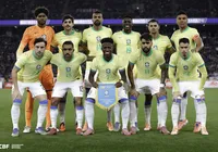 Jogador na pré-lista da Seleção para Copa do Mundo deixa campo de maca imagem