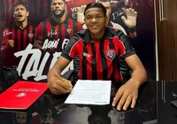 Joia da base assina primeiro contrato profissional com o Vitória