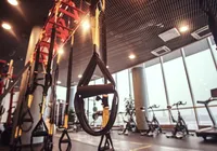 Jovem quebra os joelhos ao sofrer acidente durante treino em academia