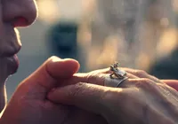 Justiça decide que beijo na mão pode ser considerado agressão sexual imagem