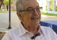 Literatura baiana: Florisvaldo Mattos lança livro de poemas sensoriais