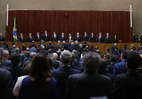 Lula e Alcolumbre ficam lado a lado em posse de ministros no TSE imagem