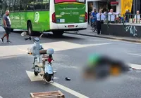 Mãe e filho de bicicleta elétrica morrem atropelados por ônibus