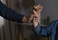 Mãe é presa por tortura e exposição de filhas em rede social