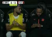 Memphis Depay pode ser punido por usar celular em jogo do Brasileirão imagem
