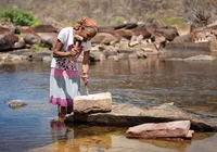 Menos de 20 centavos por pedra: a vida das mulheres que quebram rochas na Chapada