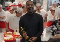 Michael B. Jordan celebra vitória no Oscar em lanchonete e causa alvoroço