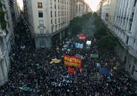 Milei veta lei de orçamento universitário e provoca onda de protestos