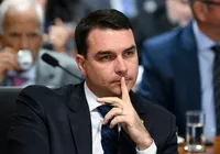 Ministro acusa Flávio Bolsonaro de entregar saúde do RJ às milícias