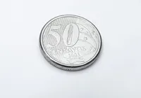 Moeda de 50 centavos esquecida na carteira pode valer até R$ 200 imagem