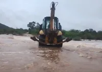 Moradora atravessa rio em retroescavadeira para ir a hospital na Bahia