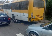 Moto vai parar embaixo de ônibus após acidente em Salvador imagem