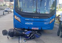 Motociclista invade via exclusiva e é atingido por ônibus do BRT em Salvador imagem