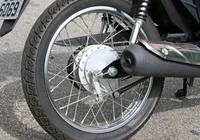 Motociclista morre após acidente com caminhão de limpeza