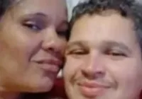 Mulher é esfaqueada dentro de casa e companheiro é encontrado morto