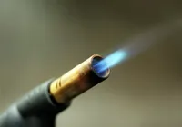 Mulher é presa após tentar atear fogo no próprio pai com maçarico imagem