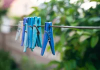 Mulher morre após tomar choque ao colocar roupas no varal