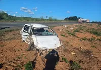 Mulher morre em acidente envolvendo carro e caminhão na Bahia