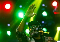 Na briga pela direita, Edson Gomes emplaca um golaço, mas contra