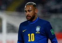 Neymar desabafa após ficar fora da Seleção: "A galera te massacra" imagem