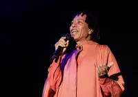 Noite de Verão Lilás une música, gastronomia e tributo a Djavan em Salvador