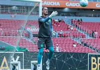 Novo goleiro do Bahia desembarca em Salvador e manda recado à torcida imagem