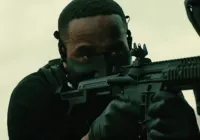 O filme de ação explosiva da Netflix que promete salvar seu sábado