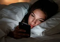 O que significa passar o dia no celular sem produzir nada, segundo a psicologia