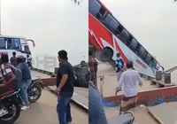 Ônibus cai em rio e deixa 26 mortos; veja momento do acidente imagem