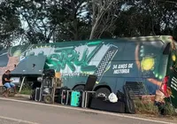 Ônibus da Mastruz com Leite bate após desviar de buraco na BR-226