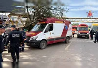 Ônibus escolar bate em árvore e passarela e deixa múltiplas vítimas