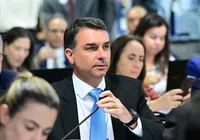 Oposição pede suspensão de título para Flávio Bolsonaro em Salvador