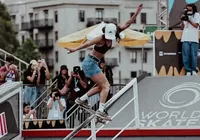 Ovacionada, Rayssa Leal avança à semifinal no Mundial de Skate Street imagem