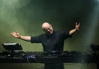 Padre DJ faz show gratuito de música eletrônica em homenagem ao Papa imagem