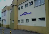 Pai busca criança errada em creche e só percebe troca em casa imagem
