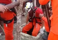 Pai e filho são resgatados após caírem em poço na Bahia imagem