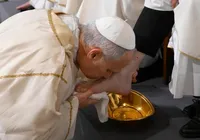 Papa Leão XIV lava pés de padres e manda forte recado contra a guerra imagem