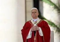 Papa Leão XIV se deita no chão durante missa e chama atenção; veja imagem