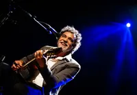 Paulinho Moska toca instrumentos recuperados de incêndio em Salvador imagem