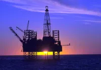 Petróleo despenca e fica abaixo de US$ 100 em meio à negociação da paz