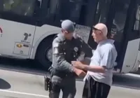 PM aposentado de 89 anos mata cuidadora e tenta fugir de ônibus imagem