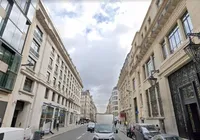 Polícia impede atentado com bomba em frente a banco em Paris imagem