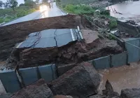 Ponte cede após forte chuva e interdita trecho da BA-046 no interior da Bahia