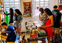 Por que a nova geração de Salvador está trocando o streaming pelo disco de vinil?