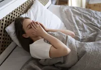 Por que você leva um susto ao dormir? Ciência explica imagem